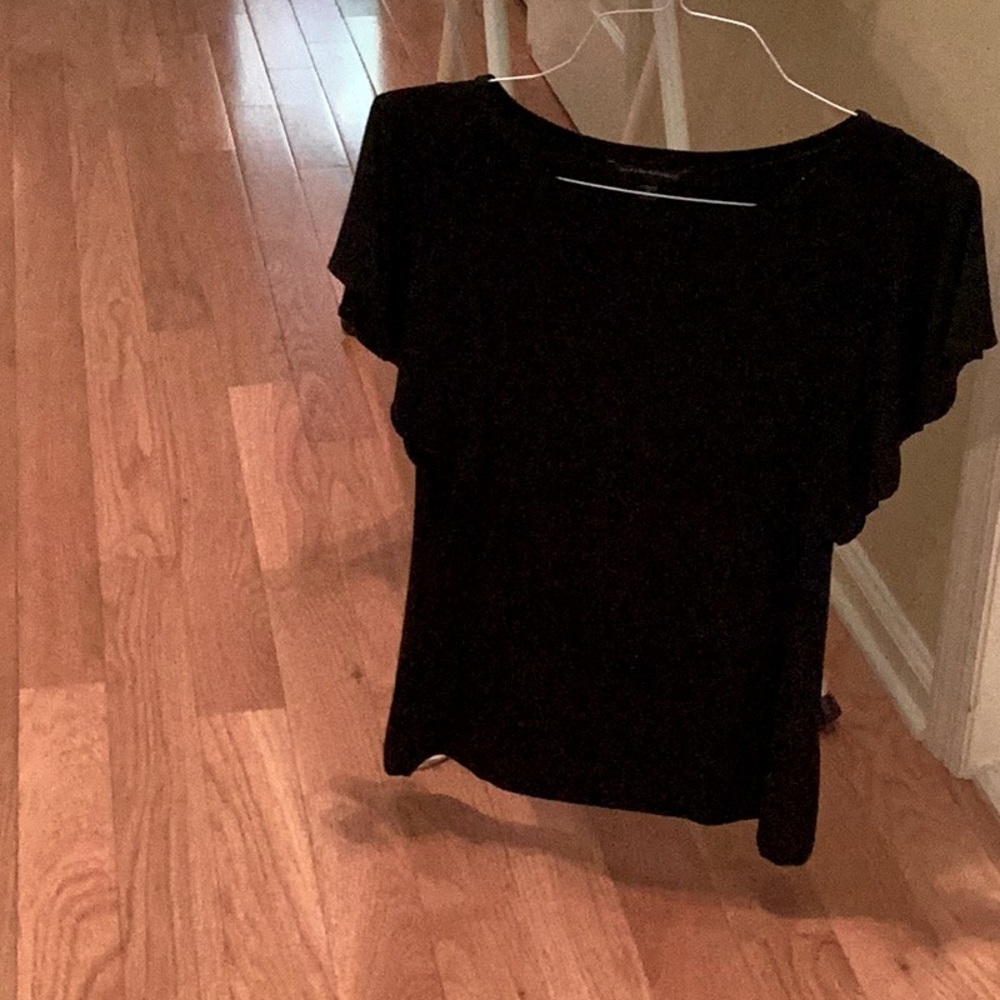 BR flattering flutter sleeve dressy top Crew neck. Short sleeves.